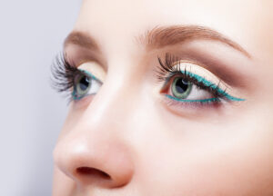 teal eyeliner